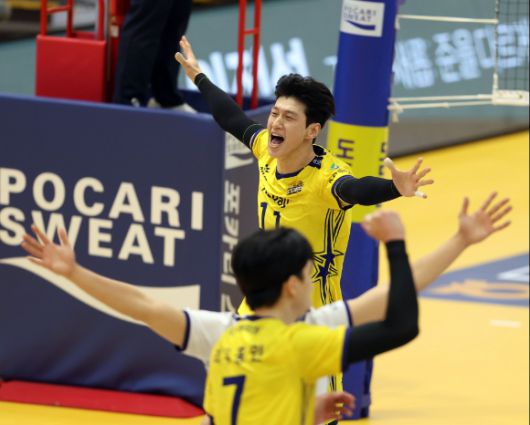 KB손해보험 미들 블로커 김홍정(위, 11번)이 6일 열린 OK금융그룹과 홈 경기 도중 상대 공격을 블로킹으로 잡아내고 환호하고 있다. [사진=발리볼코리아닷컴]