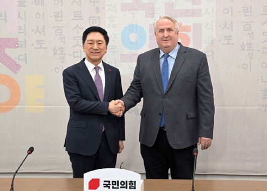 김기현(왼쪽) 국민의힘 대표와 인요한 혁신위원장이 6일 오후 서울 여의도 국회에서 회동에 앞서 인사를 나누고 있다. [사진=뉴시스]