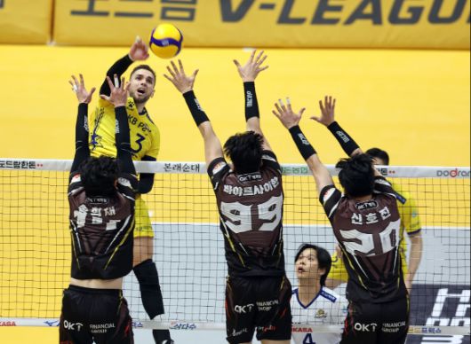 KB손해보험 비예나(왼쪽)이 6일 열린 OK금융그룹과 홈 경기 도중 상대 블로커 사이로 스파이크를 시도하고 있다. [사진=발리볼코리아닷컴]