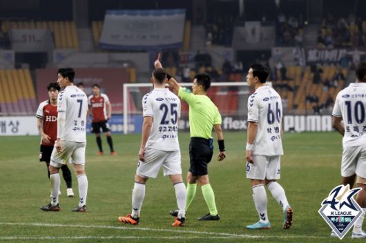 수원FC 이승우가 경고 누적으로 퇴장을 당했다. [사진=한국프로축구연맹]
