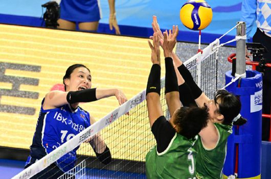 IBK기업은행 표승주(왼쪽)가 6일 열린 GS칼텍스와 홈 경기 도중 상대 블로커 사이로 공격을 시도하고 있다. [사진=한국배구연맹(KOVO)]