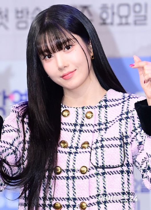 '클로즈업하면 더 예뻐' 가수 권은비가 5일 오후 서울 마포구 상암동 MBC 골든마우스홀에서 열린 MBC 새 예능프로그램 '솔로동창회 학연' 제작발표회에 참석하고 있다. [사진=정소희 기자]