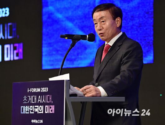 6일 서울 용산구 드래곤시티 호텔 3층 한라홀에서 열린 '아이포럼 2023'에서 박동석 아이뉴스24 사장겸 편집인이 환영사를 하고 있다. [사진=곽영래 기자]
