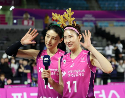 흥국생명 김연경(왼쪽)이 지난 5일 열린 페퍼저축은행과 홈 경기 종료 후 절친이자 소속팀 동료 김수지와 중계방송 인터뷰 도중 포즈를 취하고 있다. [사진=발리볼코리아닷컴]