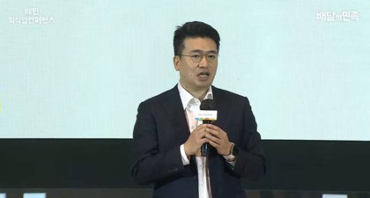 이국환 우아한형제들(배민) 대표가 12일 서울 강남구 코엑스에서 열린 '배민외식업컨퍼런스'에서 발표하고 있다. [사진=우아한형제들]