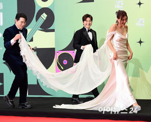 '퇴장까지 유쾌하게' 23일 오후 서울시 영등포구 여의도 KBS 신관 웨딩홀에서 진행된 '2023 KBS 연예대상' 레드카펫 행사에 '편스토랑' 붐-류수영-진서연이 참석하고 있다. [사진=정소희 기자]