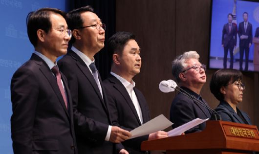 김종민 더불어민주당 의원이 16일 오전 서울 여의도 국회 소통관에서 이원욱(왼쪽부터), 윤영찬, 조응천(오른쪽 두 번째) 의원과 함께 원칙과 상식 출범 기자회견을 하고 있다. [사진=뉴시스]