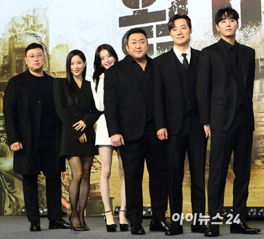 '마동석에 다 가려진 노정의'(왼쪽부터)허명행 감독-배우 안지혜-노정의-마동석-이희준-이준영이 16일 오전 서울 종로구 JW메리어트 동대문스퀘어서울에서 열린 넷플릭스 영화 '황야'(감독 허명행) 제작보고회에 참석하고 있다. [사진=정소희 기자]