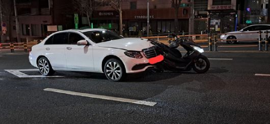 만취한 20대 벤츠 운전자가 사망 사고를 내고도 구호 조치를 제대로 하지 않은 채 강아지만 끌어안고 있었다는 목격담이 공개되면서 누리꾼들이 분노하고 있다. 사진은 사고난 벤츠 차량과 오토바이의 모습 .[사진=온라인커뮤니티 갈무리]