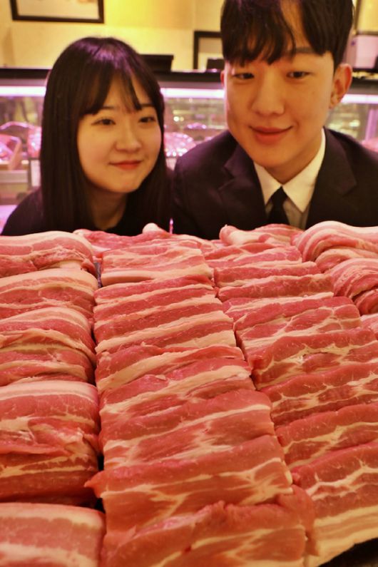 롯데백화점 본점 지하1층 식품관에서 '제주돼지 삼겹살'을 홍보하는 모델들. [사진=구서윤 기자 각 사]