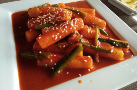 춘곤증, 식곤증, 혈당 스파이크는 모두 피로감과 졸음을 유발하며 이 중 혈당 스파이크는 당뇨병, 심혈관계 질환, 신경 손상 등의 합병증을 일으킬 수 있어 주의가 요구되는 증상이다. 사진은 혈당을 높일 수 있는 떡볶이. [사진=픽사베이]