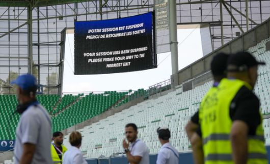 지난 25일(한국시간) 열린 2024 파리올림픽 남자축구 B조 조별리그 첫 경기 아르헨티나-모로코전 중단을 알리는 안내 문구. 당시 두 팀 경기는 후반 종료 직전 아르헨티나의 골이 나온 뒤 모로코팬들의 그라운드 난입과 물병 투척으로 혼란스러운 가운데 중단됐다. 두 시간이 지나 다시 경기가 진행됐고 아르헨티나의 골은 무효가 됐다. 아르헨티나는 모로코에 1-2로 졌다. [사진=뉴시스]