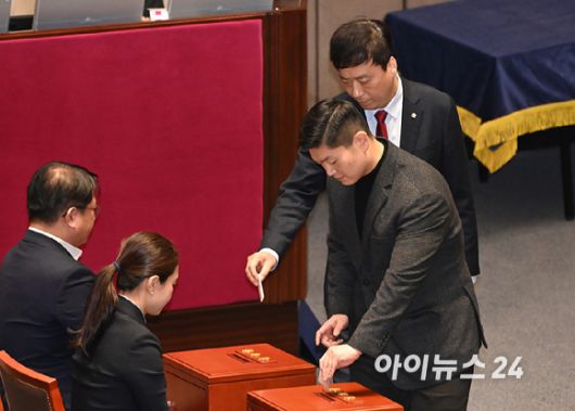 김재섭 국민의힘 의원이 14일 오후 서울 여의도 국회에서 열린 제419회국회(임시회) 제4차 본회의에서 대통령(윤석열) 탄핵 소추안 투표를 하고 있다. [사진=곽영래 기자]