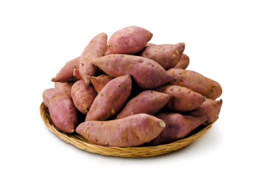 고구마를 먹을 때 밤에는 과다 섭취를 피하고 적절한 시간대를 선택해 즐기는 것이 중요하다. [사진=이마트]