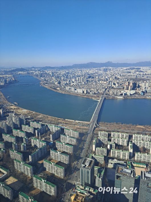 탄핵 정국에서 강력한 대출 규제 등으로 인해 부동산시장이 '상저하저' 양상을 보일 가능성이 있다는 진단이 나오고 있다. 사진은 롯데월드타워에서 바라본 서울시내 전경 [사진=아이뉴스24]