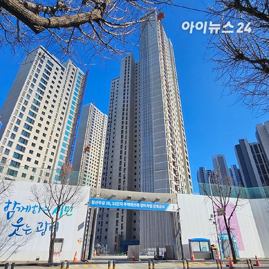 철산주공10·11단지를 재건축한 철산자이 더 헤리티지 공사현장 2025.02.04 [사진=이효정 기자 ]