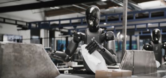 피규어02 모델이 컨베이어 벨트에서 배송품을 분류하고 있다. [사진=피규어AI]