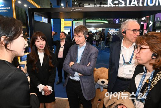 프랑스 통신사 부이그텔레콤(Bouygues Telecom) 브누아 톨로팅 대표가 4일(현지시간) 스페인 바르셀로나 피라 그란 비아 전시장에서 열린 '모바일 월드 콩그레스(MWC) 2025' KT 부스를 둘러보고 있다. [사진=사진공동취재단]