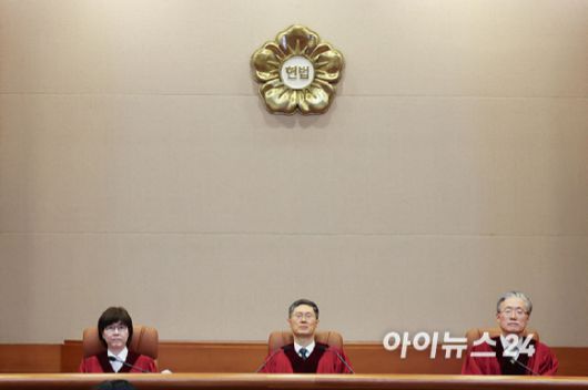 한덕수 국무총리의 탄핵심판 선고 날인 24일 서울 종로구 헌법재판소 심판정에 문형배 헌법재판소장 권한대행을 비롯한 재판관들이 착석해 있다. [사진=곽영래 기자]