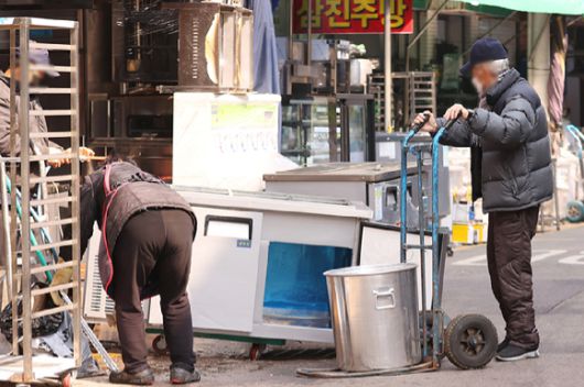 퇴직 후 자영업을 시작한 50세 이상의 절반 가까이는 소득이 최저임금에도 못 미치는 것으로 나타났다. 사진은 지난10일 서울 중구 황학동 주방거리의 한 매장 모습. [사진=연합뉴스]
