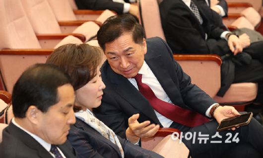 한덕수 국무총리 탄핵심판을 앞둔 24일 서울 종로구 헌법재판소 대심판정에서 국민의힘 김기현, 박덕흠 의원이 대화하고 있다. [사진=곽영래 기자]