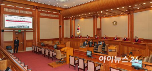한덕수 국무총리의 탄핵심판 선고 날인 24일 서울 종로구 헌법재판소 심판정에 문형배 헌법재판소장 권한대행을 비롯한 재판관들이 착석해 있다. [사진=곽영래 기자]