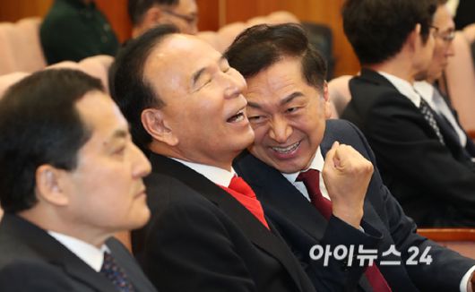 한덕수 국무총리 탄핵심판을 앞둔 24일 서울 종로구 헌법재판소 대심판정에서 국민의힘 김기현, 박덕흠 의원이 대화하고 있다. [사진=곽영래 기자]