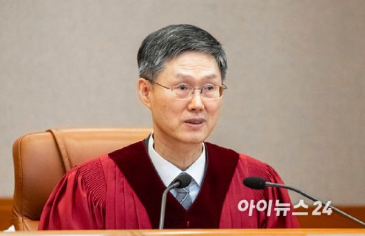 서울 종로구 헌법재판소 대심판정에서 열린 윤석열 대통령의 탄핵심판 선고. 문형배 헌법재판소장 직무대행이 윤석열 대통령 탄핵심판 선고를 하고 있다. [사진=사진공동취재단]