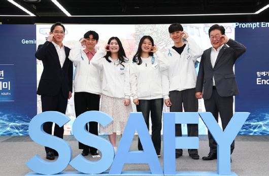 이재명 더불어민주당 대표와 이재용 삼성전자 회장이3월 20일 오전 서울 강남구 역삼동 삼성 청년 소프트웨어 아카데미(SSAFY)에서 열린 '청년 취업 지원 현장 간담회'에 참석해 교육생들과 기념촬영을 하고 있다. [사진=정소희 기자]