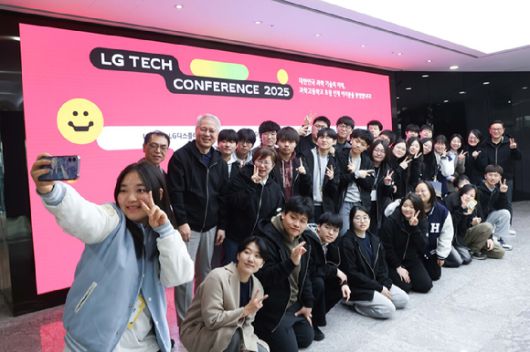 권봉석 LG 부회장(뒷줄 왼쪽에서 두 번째)이 3일 'LG 테크 콘퍼런스 2025'를 찾은 과학고 영재들과 기념 촬영을 하고 있다 [사진=LG]
