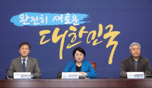 조국혁신당 김선민 당 대표 권한대행이 6일 서울 여의도 국회에서 열린 대선 관련 기자간담회에서 발언하고 있다. 2025.4.6 [사진=연합뉴스]