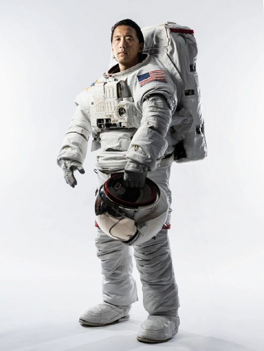 우주인 조니 김이 우주복을 입고 포즈를 취하고 있다. [사진=NASA]