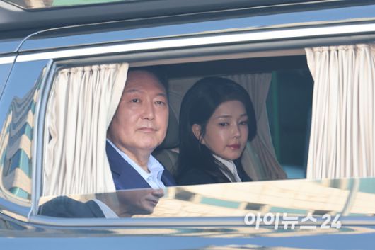 윤석열 전 대통령과 김건희 여사가 11일 오후 서울 용산구 한남동 대통령 관저를 떠나 서초동 사저로 이동하고 있다. [사진=정소희 기자]