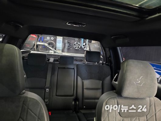 서울 KGM익스피리언스센터 강남에 전시된 KGM '무쏘 EV' 블랙 에디션 모델 2열. [사진=김종성 기자]