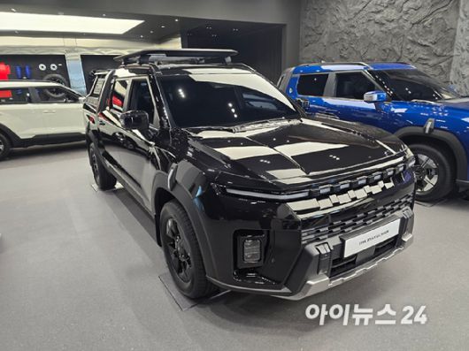 서울 KGM익스피리언스센터 강남에 전시된 KGM '무쏘 EV' 블랙 에디션 모델. [사진=김종성 기자]