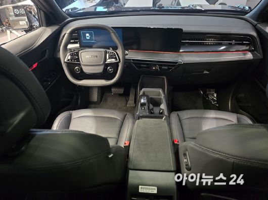 서울 KGM익스피리언스센터 강남에 전시된 KGM '무쏘 EV' 블랙 에디션 모델 인테리어. [사진=김종성 기자]