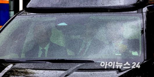 윤석열 전 대통령의 내란 혐의 첫 형사 재판이 열리는 14일 서울중앙지방법원에서 오후부터 재개되는 재판에 참석하기 위해 식사를 마친 윤 전 대통령이 차량을 타고 법원으로 들어오고 있다. [사진=사진공동취재단]