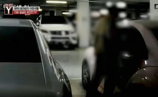 주차된 여성의 차량에 체액 테러를 했던 남성이 성도착증 증상을 가지고 있을 가능성이 크다는 전문가의 분석이 나왔다. 사진은 남성이 체액 테러를 하는 모습. [사진=SBS]