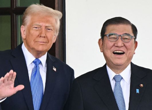 이시바 시게루 일본 총리가 지난 2월 7일(현지시간) 미국 백악관에서 열린 미일 정상회담에서 도널드 트럼프 대통령을 만났다. [사진=AFP/연합뉴스]