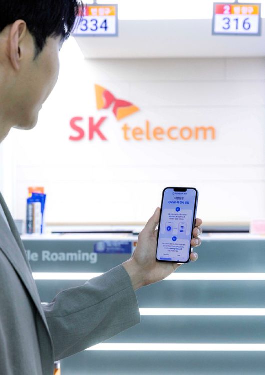 SKT와 SK텔링크가 기내 와이파이 자동 로밍 서비스를 세계 최초로 출시했다고 15일 밝혔다. [사진=SKT]