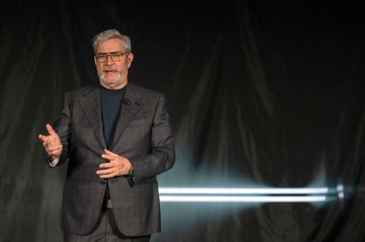 루크 동커볼케 현대차그룹 CDO(글로벌디자인본부장) 겸 CCO 사장이 제네시스 '엑스 그란 이퀘이터 콘셉트'를 설명하고 있다. [사진=현대자동차]