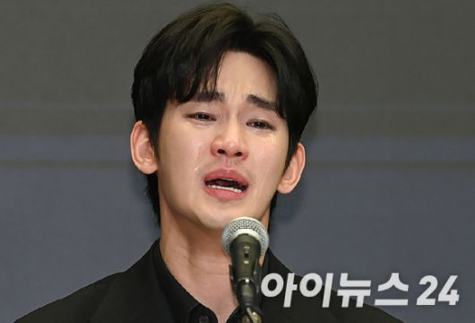 배우 김수현이 지난달 31일 서울 마포구 상암동 스탠포드호텔 서울에서 기자회견을 하고 있다. [사진=곽영래 기자]