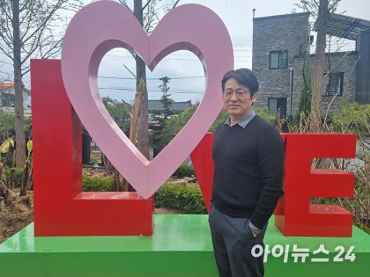 배우 정진이 14일 <아이뉴스24>와 인터뷰 한 뒤 러브(LOVE) 조형물 앞에서 포즈를 취하고 있다. 2025. 04. 14. [사진=윤재원 기자]