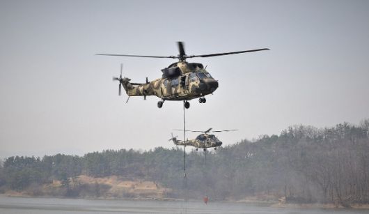 지난달 27일 육군 수리온 헬기가 경북 의성군 안계면 개천저수지에서 밤비버킷(물주머니)에 산불 진화용 물을 급수하고 있다. [사진=연합뉴스]
