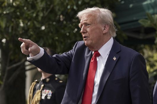 도널드 트럼프 미국 행정부가 우크라이나 종전 협상을 밀어붙이기 위해 크림반도에 대한 러시아 영유권을 인정해 주는 방안까지 고려하고 있다는 보도가 나왔다. 사진은 트럼프 대통령이 지난 14일 월요일 워싱턴 DC 백악관 남쪽 잔디밭에서 열린 2025 대학 풋볼 내셔널 챔피언스 오하이오 주립대학교를 환영한 후 관중을 가리키고 있다. [사진=UPI/연합뉴스]