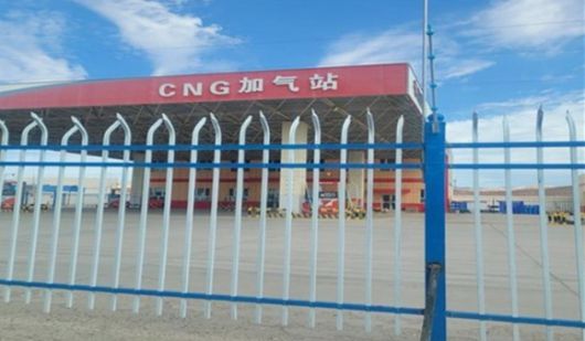 군부대 초소처럼 쇠창살 울타리로 무장한 주유소. [사진=윤영선]