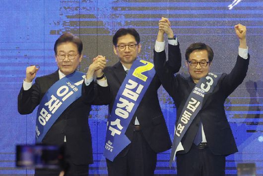 더불어민주당 대선 경선 후보들이 20일 울산시 울주군 울산전시컨벤션센터에서 열린 '제21대 대통령선거 후보자 선출을 위한 영남권 합동연설회'에서 당원들에게 인사하고 있다. 2025.4.20 [사진=연합뉴스]