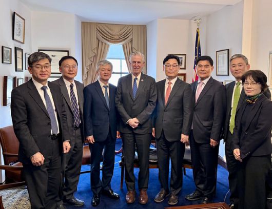 (왼쪽부터) 이경호 한국철강협회 부회장, 최규종 한국조선해양플랜트협회 부회장, 이인호 한국무역협회 부회장, 돈 바이어 미 하원의원(민주·버지니아), 박태성 한국배터리산업협회 부회장, 노백식 한국원자력산업협회 부회장, 김정회 한국반도체산업협회 회장, 서정란 한국자동차모빌리티산업협회 상무가  지난 15일(현지시간) 미국 워싱턴 D.C.에서 면담을 마치고 기념사진을 촬영하고 있다. [사진=한국무역협회]