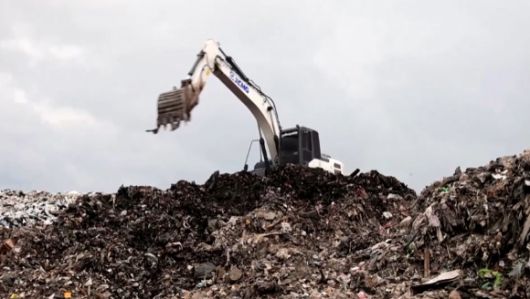 세계적인 휴양지이자 신혼여행지로도 많은 사랑을 받고 있는 푸껫이 최근 급증하는 쓰레기 등으로 몸살을 앓고 있다. 사진은 매립지에 가득 찬 쓰레기. [사진=로이터]