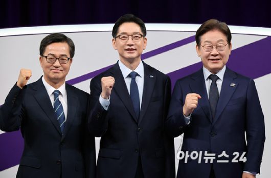 더불어민주당 대선 경선 주자인 이재명(오른쪽부터)·김경수·김동연 후보가 18일 서울 마포구 상암동 MBC에서 첫 TV토론회를 시작하기에 앞서 기념촬영 하고 있다. 2025.4.18 [사진=국회사진기자단]